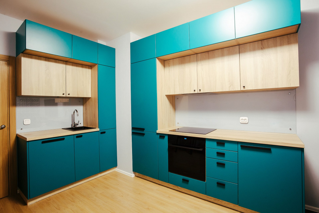трехуровневая кухня в сине-зеленом цвете